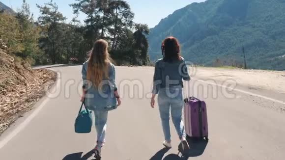 两个年轻女孩走在路上带着美丽的自然景观视频的预览图