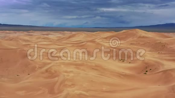 带风暴云的沙丘空中景观视频的预览图