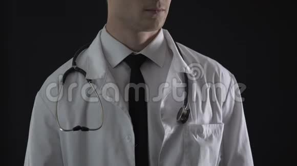 男性手拿钱医生口袋低收入医生医疗改革视频的预览图