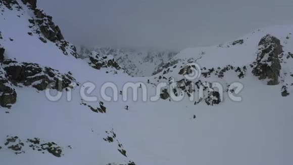 在暴风雪期间人们在山上攀爬空中拍摄了4k视频的预览图