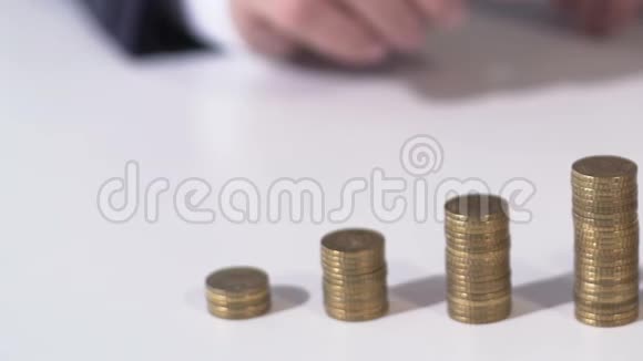 成功的商人把硬币堆起来投资未来特写视频的预览图