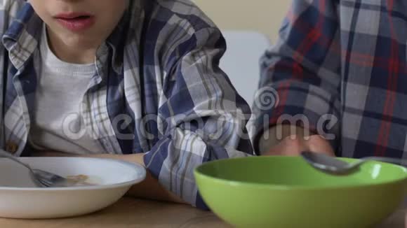 儿子和单身父亲一起吃早餐营养不良关门视频的预览图