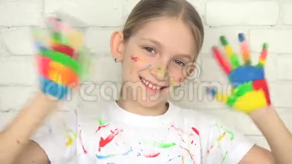 儿童玩彩手儿童在镜头中寻找微笑学校女孩的脸视频的预览图