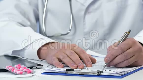 妇科医生给病人开药桌上放着粉色药片视频的预览图