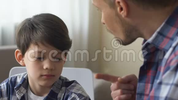 爸爸责备儿子的坏行为讨论孩子的纪律保持冷静视频的预览图