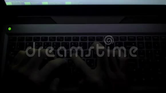 程序员手在笔记本电脑上打字开发应用程序在线工作代码视频的预览图