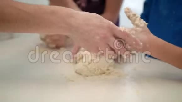妈妈帮儿子煮面团女人教小孩做饭视频的预览图