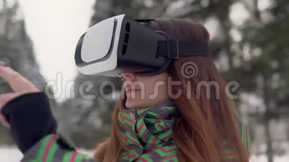 年轻女子在森林里的街道上使用电子虚拟现实眼镜视频的预览图