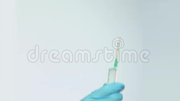 护士双手拿着带有抗生素的注射器准备注射糖尿病视频的预览图