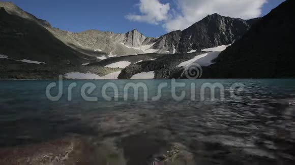 波浪溅在石头上上阿坎湖绿松石水阿尔泰山景观视频的预览图