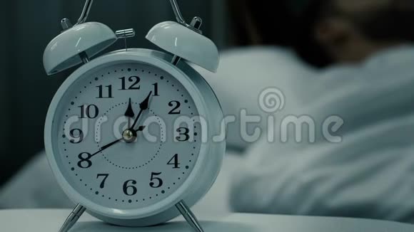 男性睡眠健康床旁桌子上有闹钟是放松的时候了视频的预览图