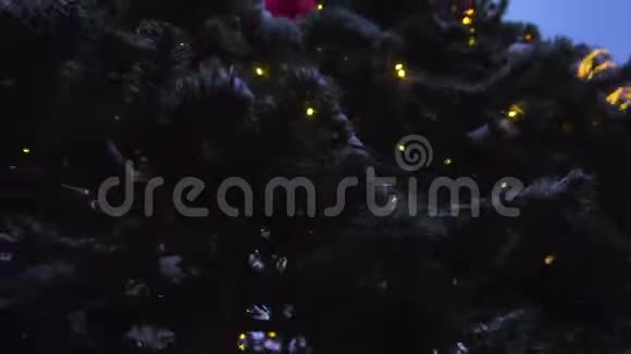 新年树装饰着灯和大球视频的预览图