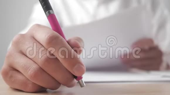 关闭疲惫的商人处理文件一个人紧张地用钢笔做动作工作中有问题视频的预览图