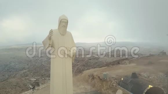 法拉亚山和圣查贝尔雕像在阴天的无人机景观视频的预览图