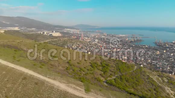 Novorossiysk市海湾的4K镜头从无人机射击摄像机向前移动从一个视频的预览图