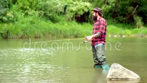 在河上飞行垂钓者在河里钓鱼飞钓和定期钓鱼的区别钓鱼人视频的预览图