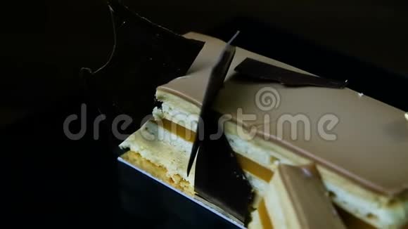 用巧克力装饰的多层焦糖蛋糕的全景视频的预览图
