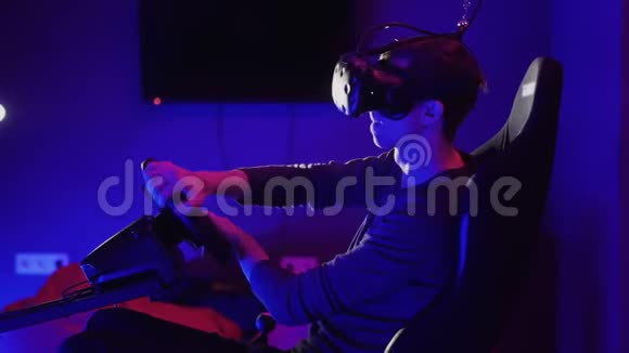 年轻人在汽车驾驶模拟器里玩虚拟现实视频的预览图