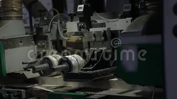 现代木工机械的旋转机构视频的预览图