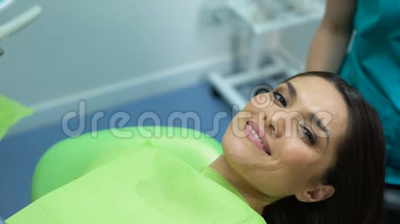 与牙医合作专业服务健康牙齿的病人视频的预览图