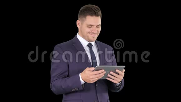 商人阅读或工作数字平板电脑阿尔法频道视频的预览图