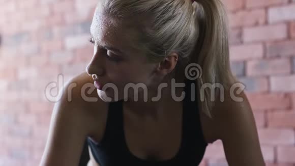 汗流浃背的女运动员望着别处视频的预览图