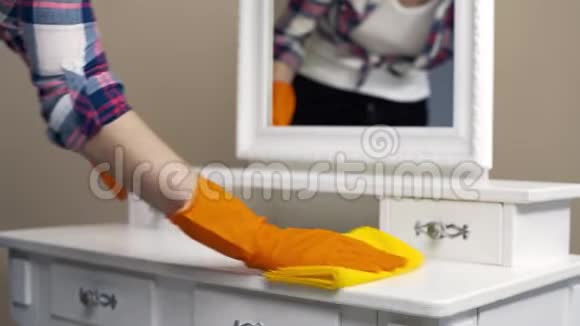 管家戴着橡胶手套用专门的餐巾纸擦着房间的表面家庭主妇打扫房子家庭视频的预览图