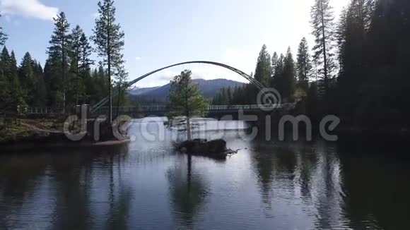 穿越河流的钢桥的鸟瞰图视频的预览图