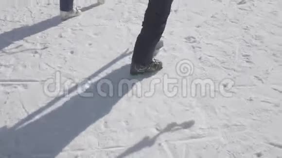 男人穿着滑雪靴走在雪地上视频的预览图