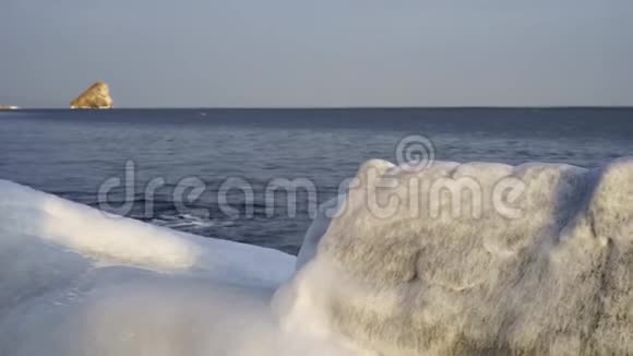 海景观与冰封悬崖对海视频的预览图