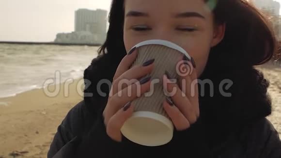 在海边喝一杯茶的女孩视频的预览图