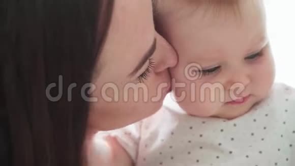 妈妈吻她的小宝宝视频的预览图