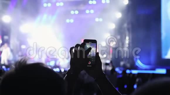 演唱会现场人员拍摄视频或照片视频的预览图