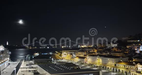 空中观景里斯本葡萄牙夜景城市中心景观空中全景时间推移视频的预览图
