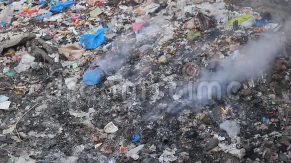 达尔瓦伊贫民窟的焚烧垃圾填埋场孟买印度视频的预览图