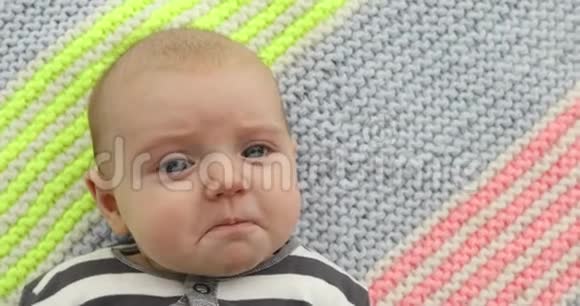 可爱的女婴让一张滑稽的沮丧的脸视频的预览图