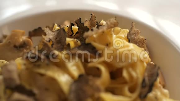 意大利餐馆的一种典型的秋菜松露意大利面视频的预览图