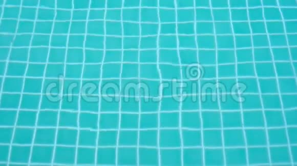 泳池表面泛着蓝色的阳光视频的预览图
