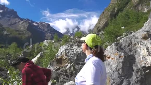 一个女人和一个少年在看山他们旅行并从事健康的生活方式视频的预览图