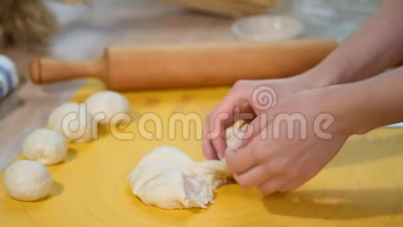 做面包桌子上的面团揉面团手在面包店里为烤箱准备面包在面包店准备视频的预览图