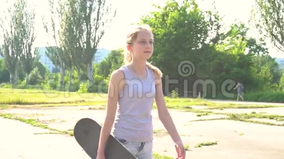 夏日里带着滑板走路的少女视频的预览图