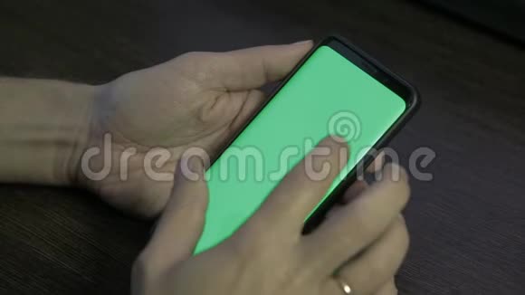 使用绿色屏幕的智能手机手滚动页面点击触摸屏上面的风景铬钥匙视频的预览图
