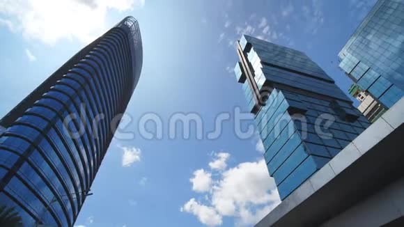 用摩天大楼穿过雅加达的街道视频的预览图