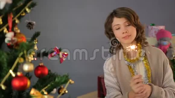 快乐的小女孩在家中的圣诞树附近和星星点点跳舞庆祝视频的预览图