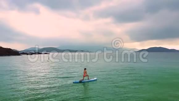 女孩在桨板上漂流姿势是新月轮膝扭视频的预览图