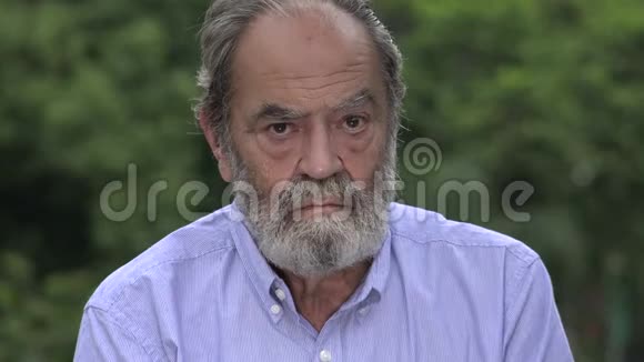 毫无感情的大胡子西班牙老人视频的预览图