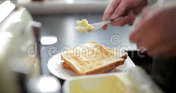 在烤面包上传播黄油视频的预览图