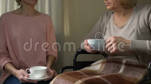 女儿试图说服妈妈去疗养院坐在茶旁视频的预览图