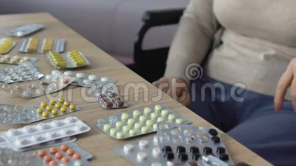 医院病人服用多种药丸自我治疗的妇女膳食补充剂视频的预览图