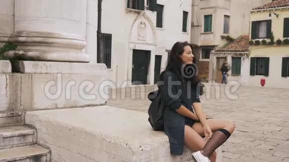 威尼斯广场上漂亮的女孩视频的预览图